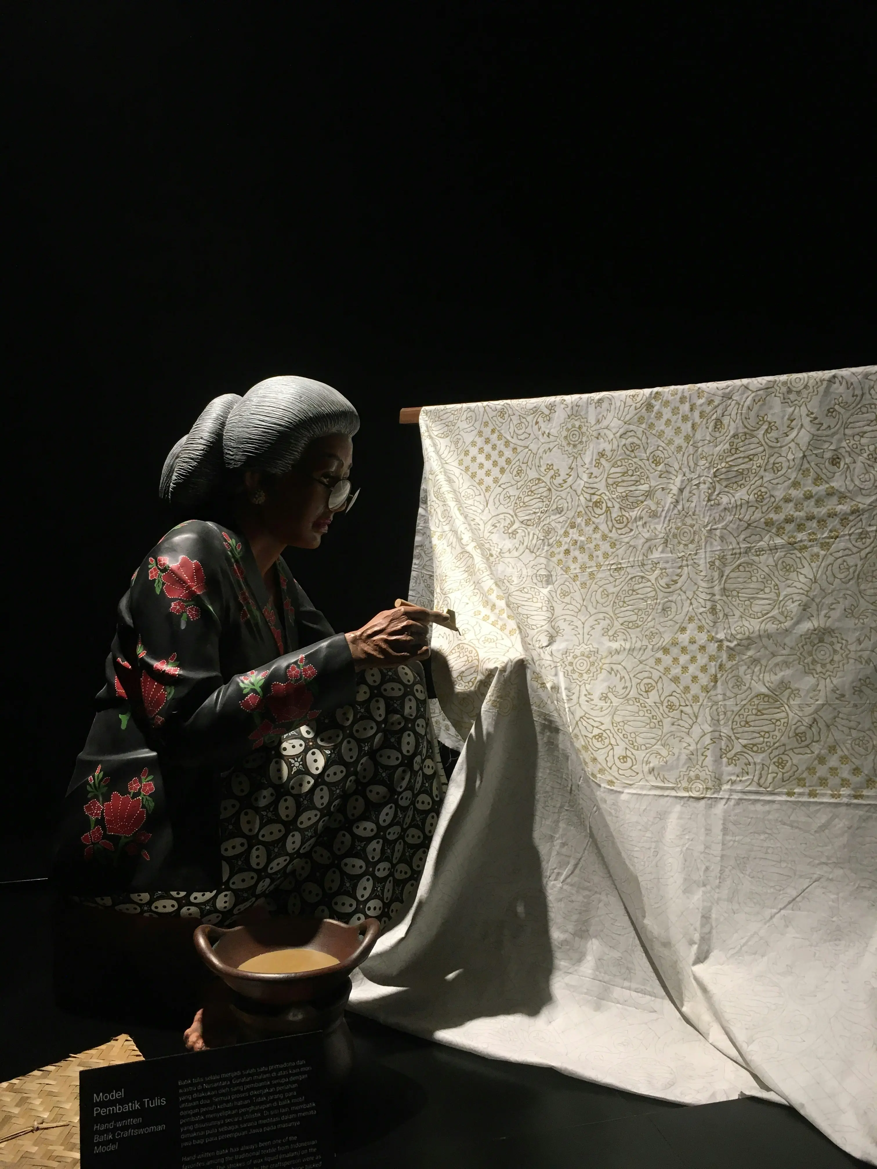 Teknik mewarnai batik. (Foto: Unsplash/Ana Fiin Nangimi)