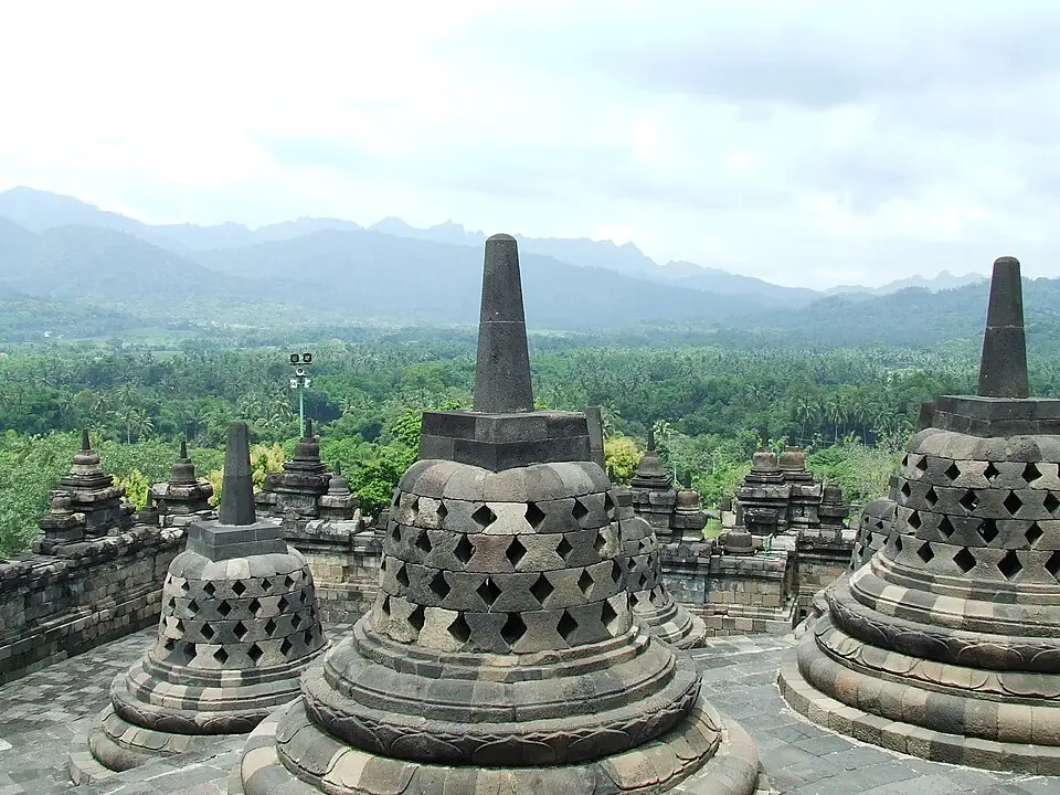 Pemandangan Candi Borobudur dari atas. (Foto: Wikimedia Commons/Heaven's Army)