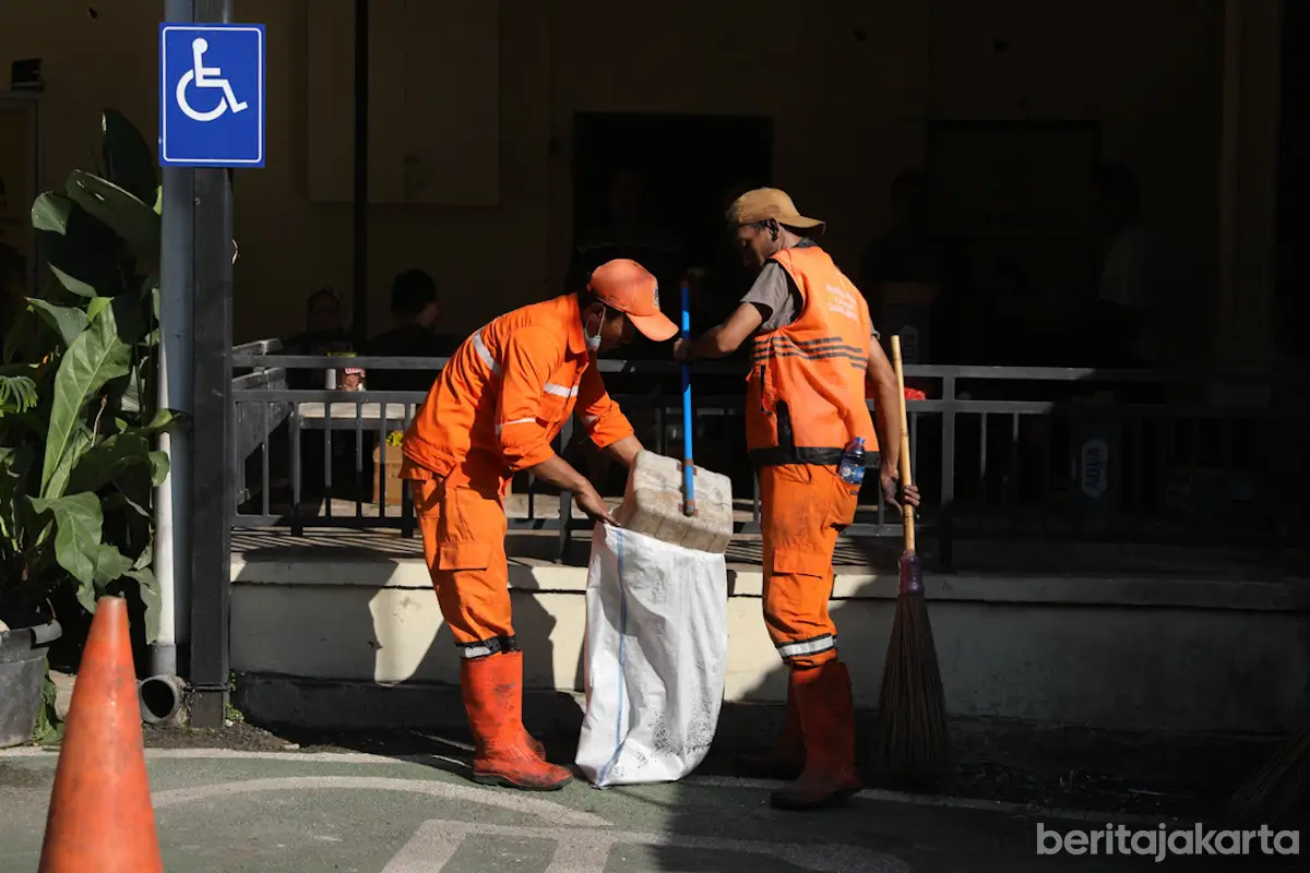 Ilustrasi pengangkutan sampah. (Foto: beritajakarta.id/Nugroho Sejati)