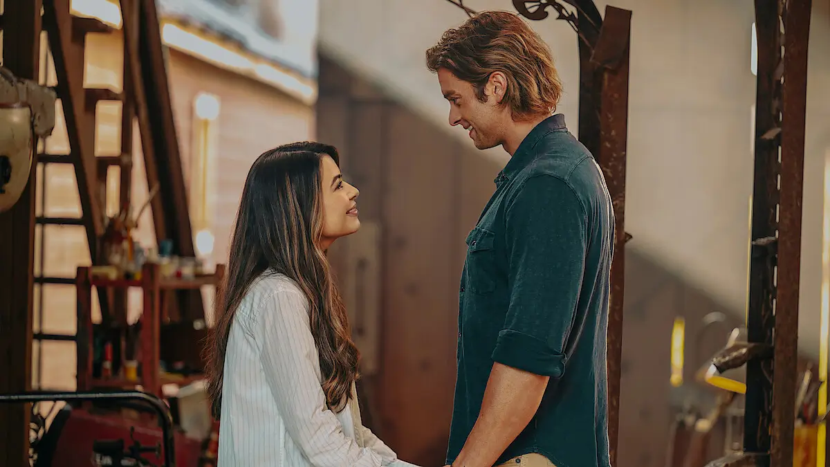 Foto: Miranda Cosgrove dan Pierson Fodé dalam The Wrong Paris (dok. Netflix ©2024/ Diyah Pera)
