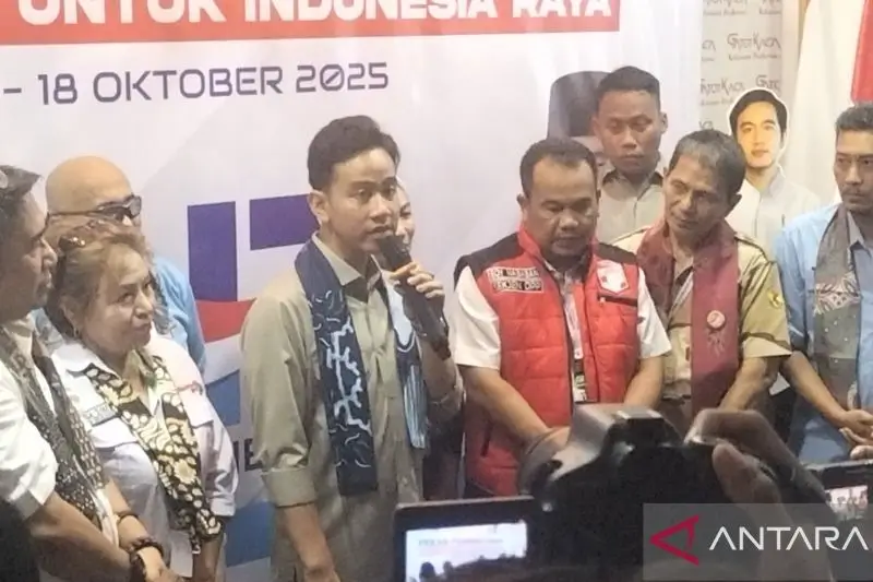 Wakil Presiden RI, Gibran Rakabuming Raka saat bertemu relawan Aliansi Indonesia Raya di Kebayoran Baru, Jakarta Selatan, Sabtu (18/10/25). (ANTARA/Walda Marison)