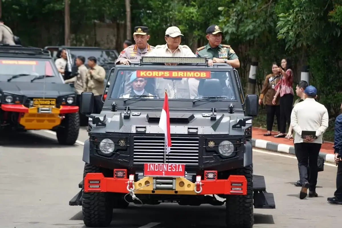 Presiden Prabowo Subianto (tengah), Kapolri Listiyo Sigit Prabowo (kiri), dan Panglima TNI Agus Subiyanto (kanan). Foto: dok. Mabes Polri.