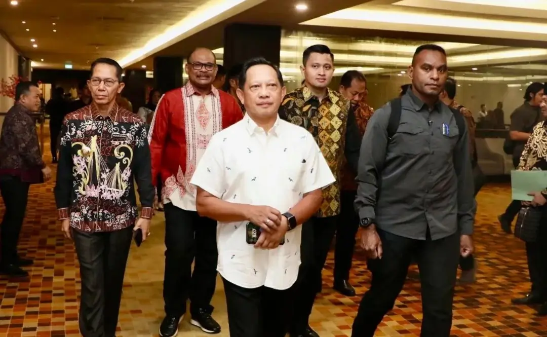 Menteri Dalam Negeri (Mendagri), Tito Karnavian (tengah). (Foto: Instagram/titokarnavian)