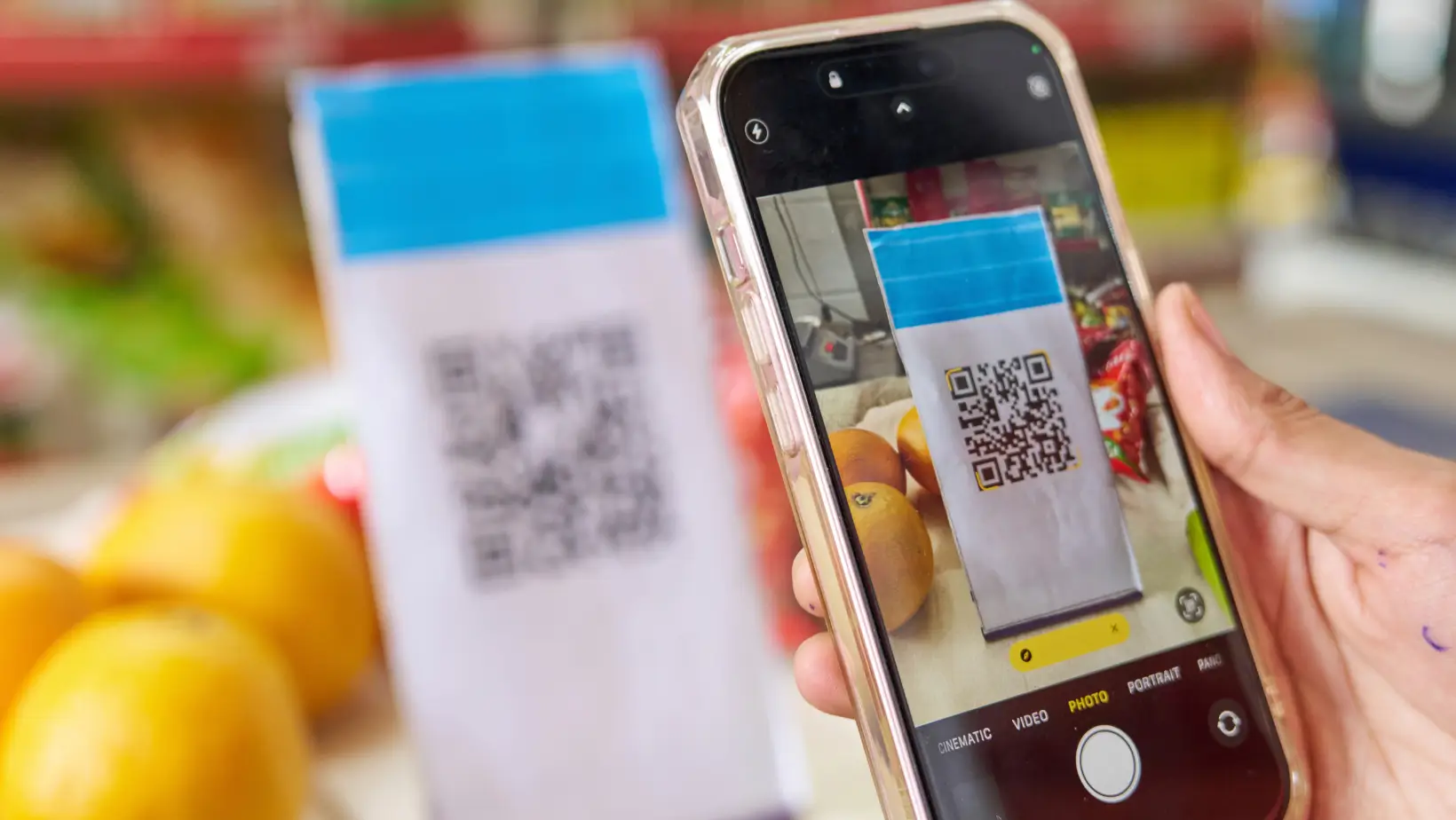 Ilustrasi pengunaan QRIS untuk transaksi. (Foto: Corelens via Canva/Shreshth Sharma)