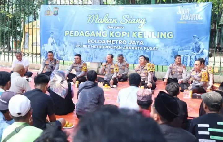 Kapolda Metro Jaya Irjen Pol Asep Edi Suheri bersama jajarannya saat makan siang bersama dengan pedagang kopi keliling di Monas, Jakarta Pusat. Foto: dok. Polda Metro Jaya.