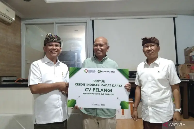Penyerahan simbolis kredit industri padat karya kepada debitur Ketut Mudita di Denpasar, Bali, Kamis (23/10/2025). (Foto: ANTARA/Dewa Ketut Sudiarta Wiguna)