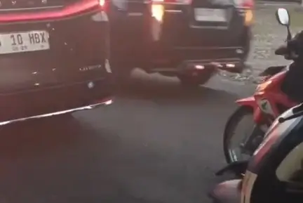 Mobil Sri Sultan Hamengku Buwono X (kiri) yang tengah berhenti di persimpangan lampu merah, disalip iring-iringan mobil dengan patwal. (Foto: Tangkapan layar Threads/krisnaadipradana)