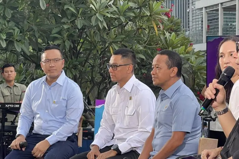 Menteri Energi dan Sumber Daya Mineral (ESDM) Bahlil Lahadalia (kanan), Direktur Utama PLN Darmawan Prasodjo (tengah), dan Direktur Utama PT Pertamina (Persero) Simon Aloysius Mantiri (kiri) di Jakarta, Selasa (7/10/2025). (Foto: ANTARA/Putu Indah Savitri)
