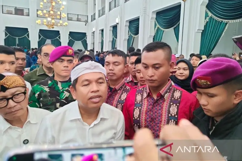 Gubernur Jawa Barat Dedi Mulyadi memberikan keterangan di Bandung. Foto: ANTARA/Ricky Prayoga.