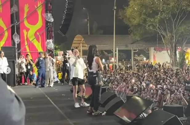 Momen DJ Bravy melamar langsung Erika Carlina di atas panggung Synchronize Fest 2025, Jakarta pada Minggu (05/10/25). (Foto: Instagram/rachelvennya)
