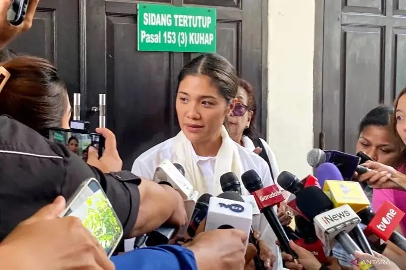 Istri Nadiem Anwar Makarim, Franka Franklin memberikan keterangan kepada wartawan di Pengadilqn Negeri Jakarta Selatan, Jakarta, Senin (13/10). Foto: ANTARA/Luthfia Miranda Putri.