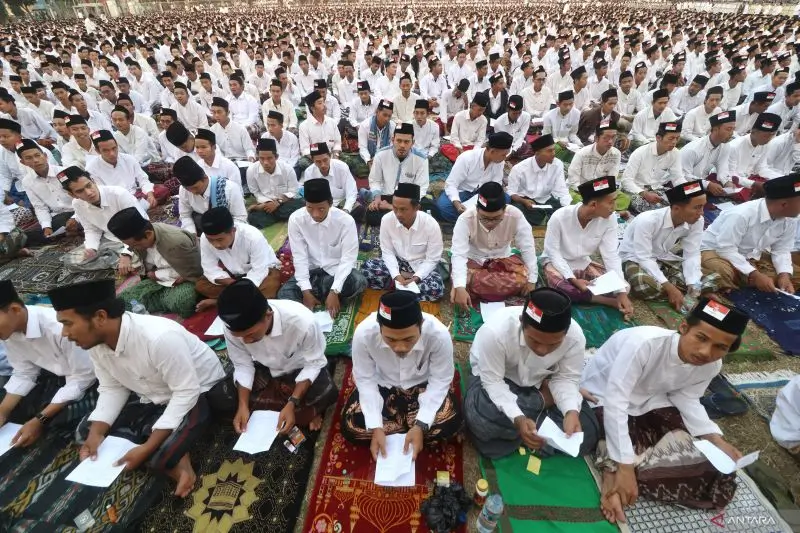 Ilustrasi - Sejumlah santri mengikuti doa bersama akhir dan awal tahun hijriah di Pondok Pesantren Lirboyo, Kota Kediri, Jawa Timur, Selasa (18/7/2023).(Foto: ANTARA FOTO/Prasetia Fauzan)i/aww.
