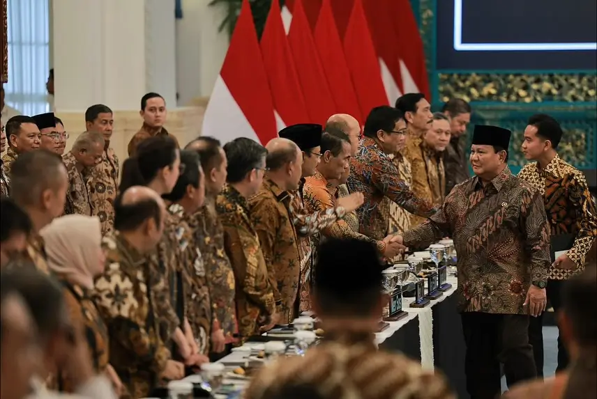 Presiden RI, Prabowo Subianto menyalami jajaran menteri Kabinet Merah Putih di sela agenda Sidang Kabinet Paripurna di Istana Negara, Jakarta, Senin (20/10/25). (Foto: Instagram/presidenrepublikindonesia)