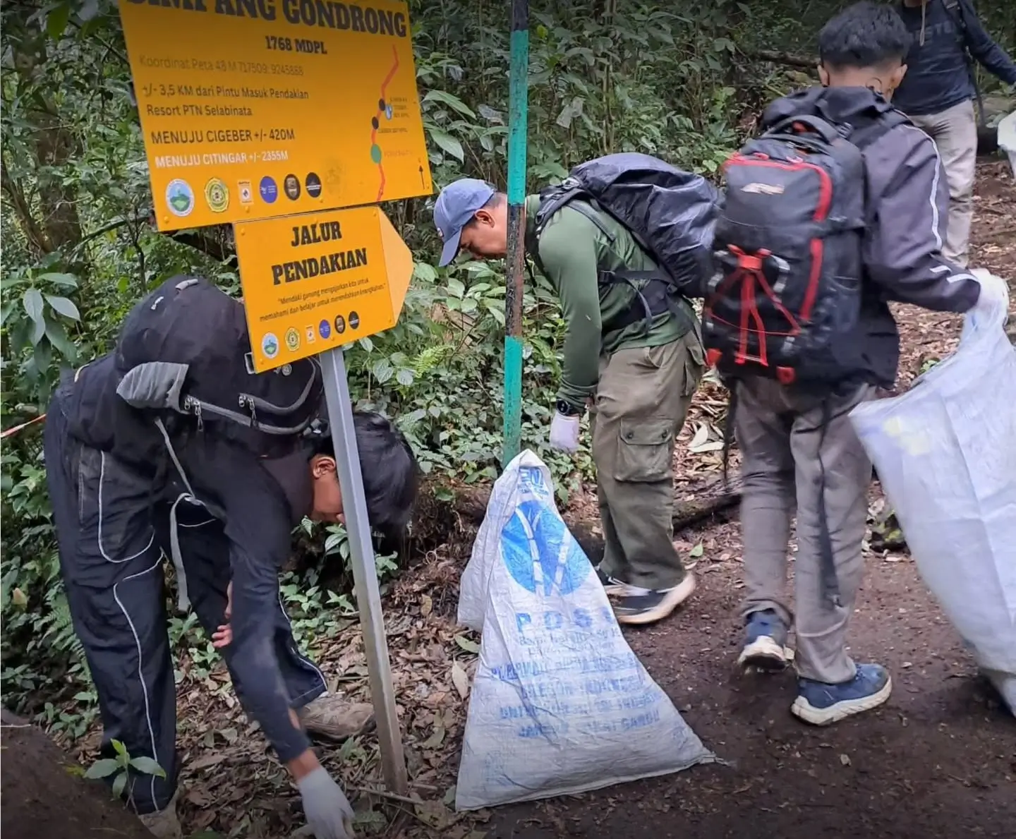 Operasi Bersih di Gunung Gede. (Foto: Instagram/bbtn_gn_gedepangrango)