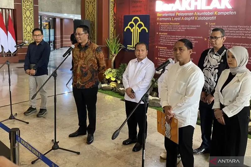 Sekjen PSI, Raja Juli Antoni ketika menyampaikan keterangan pers di Kantor Kemenkum, Jakarta, Jumat (10/10/25). (Foto: ANTARA/Fath Putra Mulya)