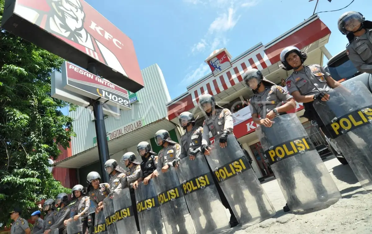 Ilustrasi anggota kepolisian sedang melakukan penjagaan dalam aksi demonstrasi. Foto: Antara/Mohamad Hamzah.