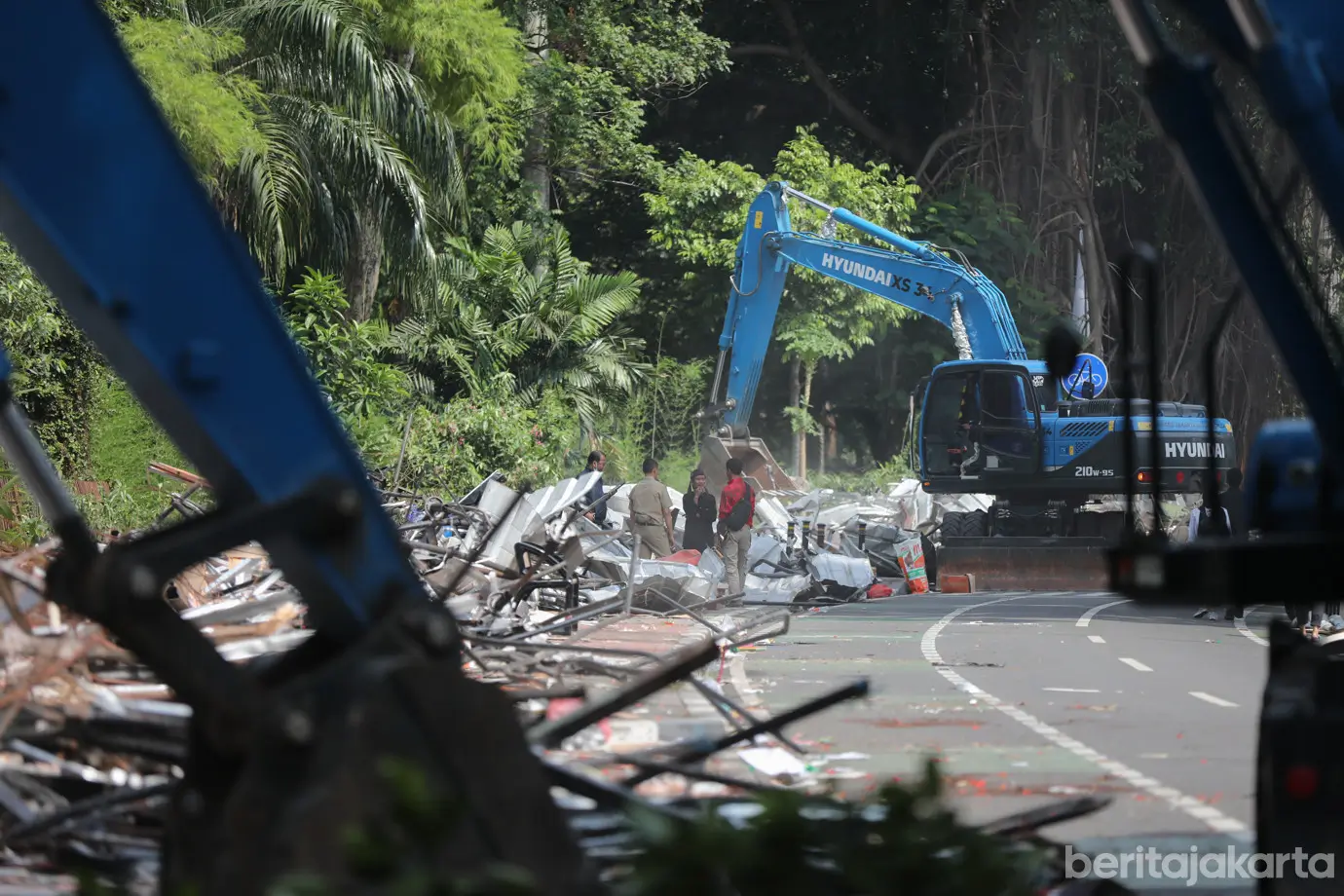 Penertiban kios pedagang di Pasar Barito. (Foto: beritajakarta.id/Nugroho Sejati)
