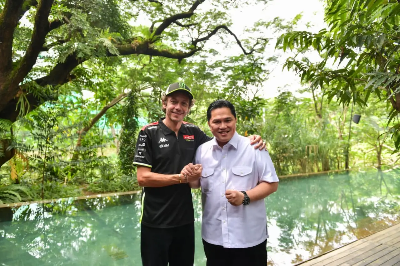 Menteri Pemuda dan Olahraga Republik Indonesia (Menpora RI), Erick Thohir, menjamu legenda balap motor dunia, Valentino Rossi, di Jakarta. Dok. Istimewa