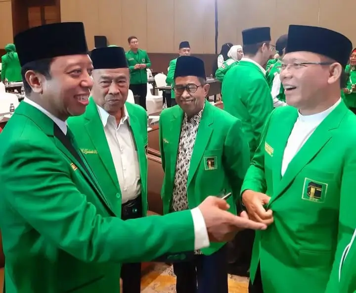 Mantan Ketua Majelis Pertimbangan PPP Muhammad Romahurmuziy (Rommy) saat berbincang dengan Ketua umum PPP Muhamad Mardiono. Foto: Instagram @romahurmuziy.