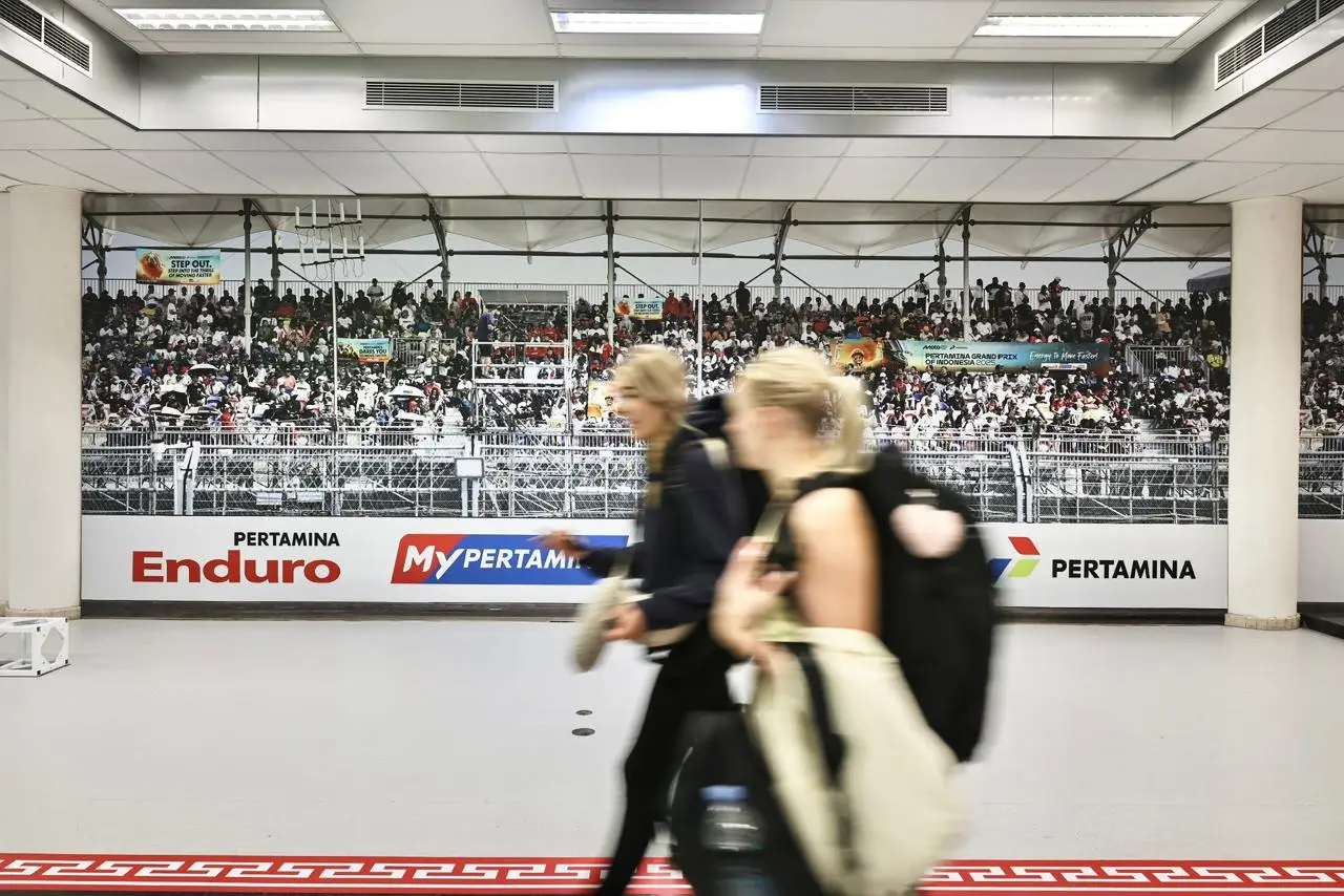 Wisatawan Mancanegara mulai berdatangan menjelang gelaran MotoGP Pertamina Grand Prix of Indonesia 2025 di Bandara Zainuddin Abdul Madjid (BIZAM), Lombok, Nusa Tenggara Barat, Kamis (2/10/2025). (Foto: Dok. Pertamina)