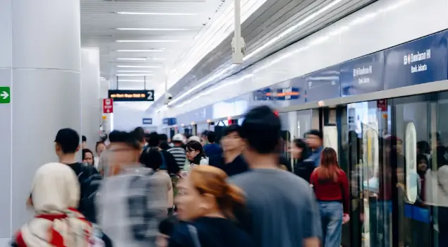 Para pencari kerja di Jakarta bisa menggunakan transportasi umum yang dikelola Pemerintah Provinsi (Pemprov) DKI Jakarta mulai 1 Januari 2027. (Foto: jakartamrt.co.id)