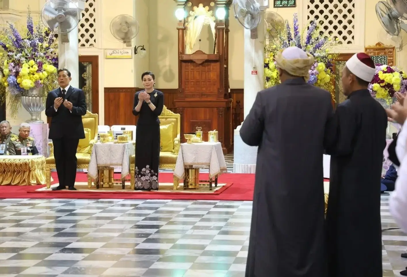Raja dan Ratu Tailan sedang berdo’a dipimpin Syaikhul Islam Arun Boonchom saat menghadiri lomba tilawah Al-Qur’an di Provinsi Pattani. (Foto: Islamic Information)