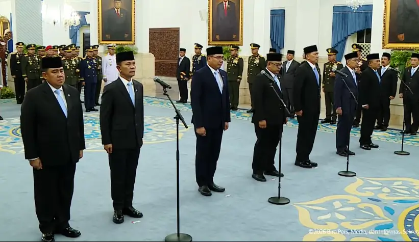 Presiden Prabowo Subianto melantik Letjen Kristomei Sianturi sebagai Kepala Badan Nasional Penanggulangan Bencana (BNPB) dan sejumlah pejabat lainnya di Istana Kepresidenan, Jakarta, Kamis (15/10). Foto: tangkapan layar YouTube Sekretariat Kepresidenan.