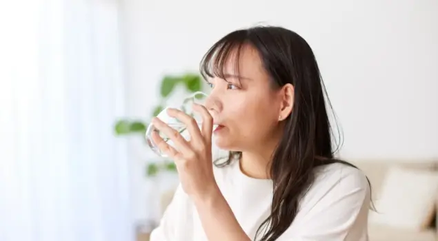 Ilustrasi minum air putih setelah bangun tidur. (Foto: Canva/Aflo Images)