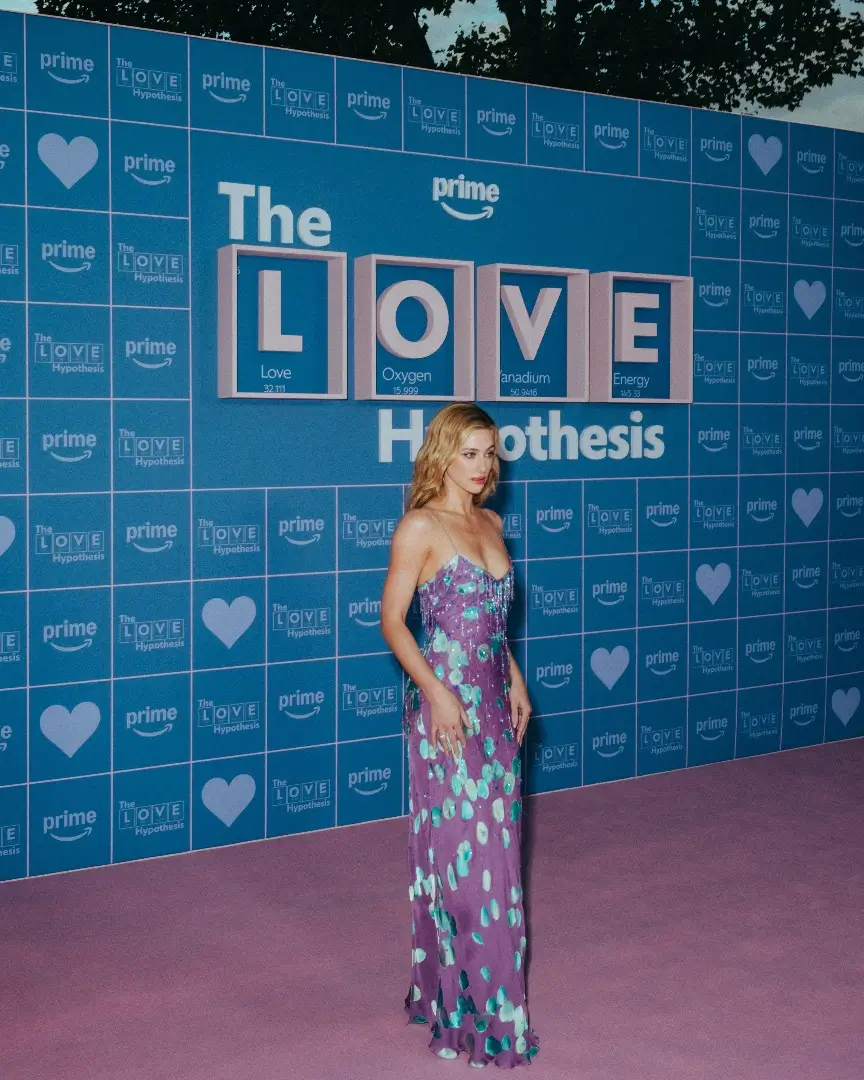 Lili Reinhart  Aktris di Balik Karakter Olive Smith yang Curi Perhatian di Film  The Love Hypothesis 