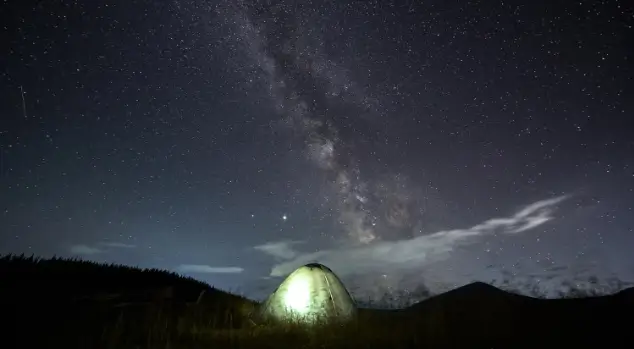 Ilustrasi astrotourism. (Foto: Magnific/ArtPhoto_studio)