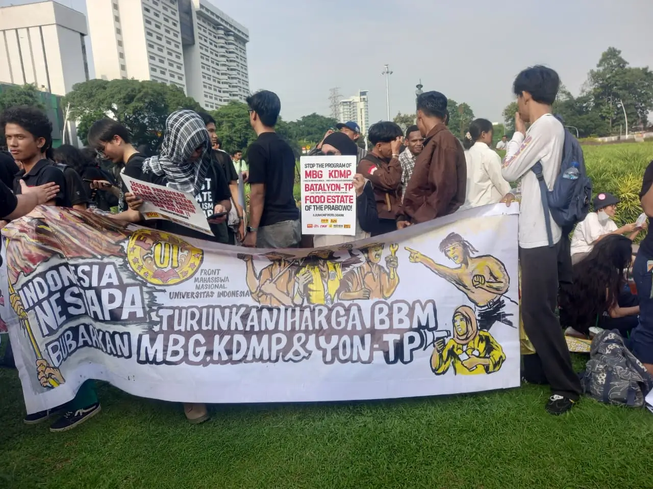 Demo mahasiswa di Tugu Tani, Jakarta. Foto: ThePhrase.id