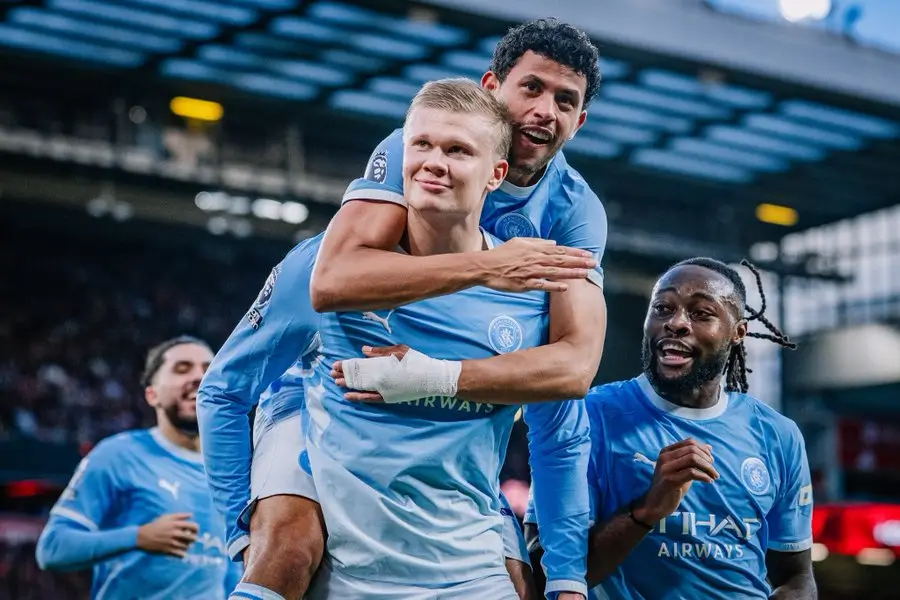 Manchester United hukum Liverpool yang bermain dengan sepuluh pemain di babak kedua. Foto X Manchester City.