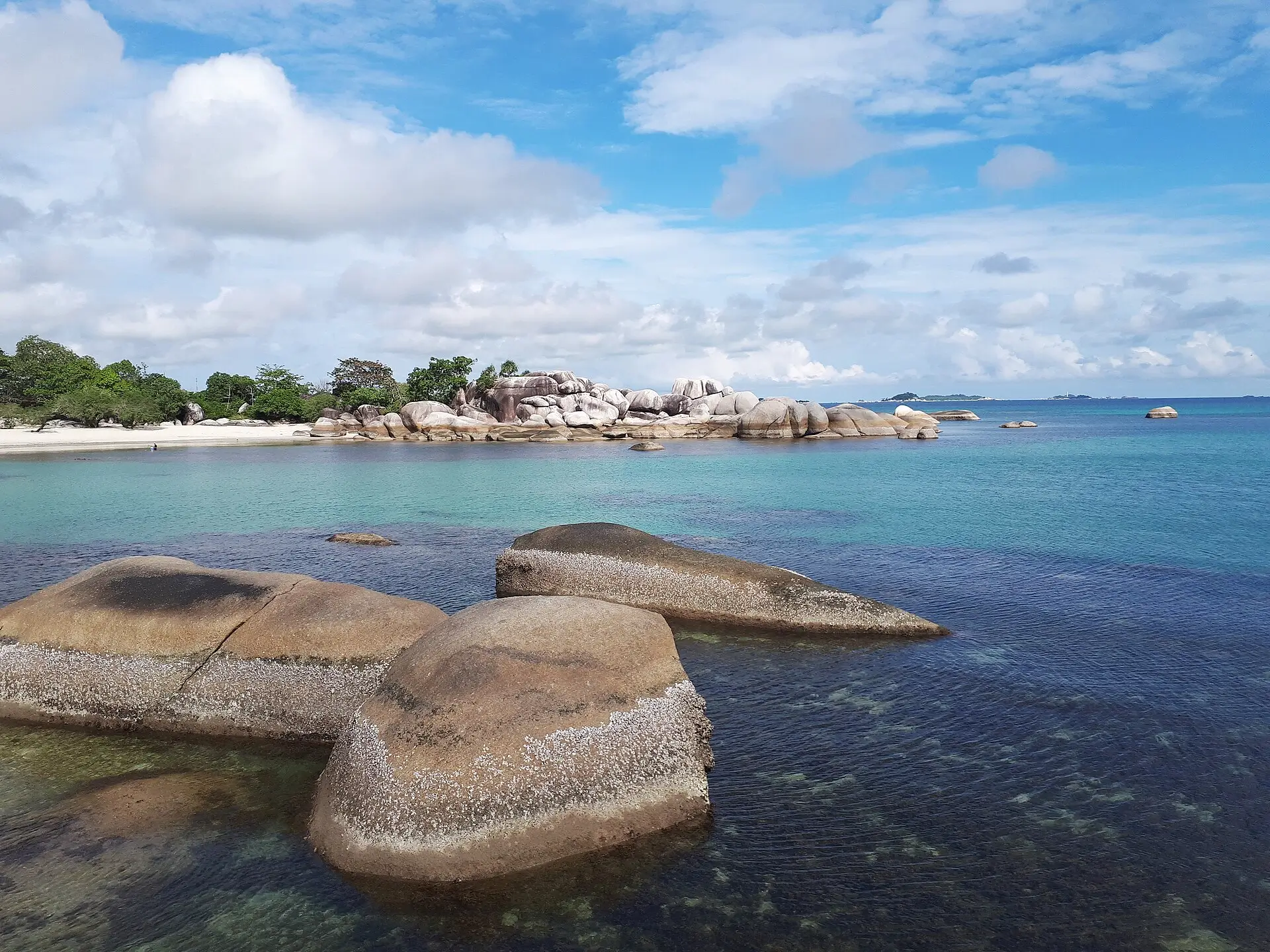 Pantai Tanjung Tinggi, Belitung. (Foto: Wikipedia/Karya surangu)