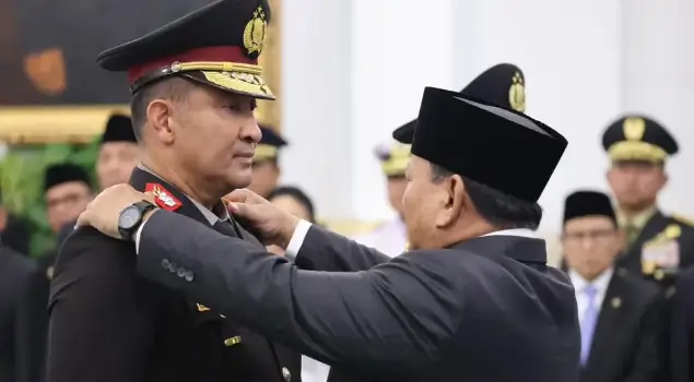Presiden RI, Prabowo Subianto (kanan) ketika melantik Suyudi Ario Seto sebagai Kapolri di Istana Negara, Jakarta pada Kamis (01/10/12). (Foto: Instagram/presidenrepublikindonesia)