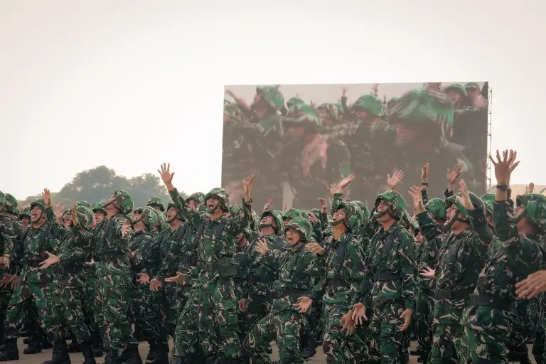 Kemenpora RI ikut berkontribusi dalam program latihan dasar militer (Latsarmil) Komcad TNI yang diselenggarakan Kementerian Pertahanan pada Rabu (22/4) pagi di Lapangan Udara (Lanud) Halim Perdanakusuma.(foto:kemenpora.go.id/Andre)
