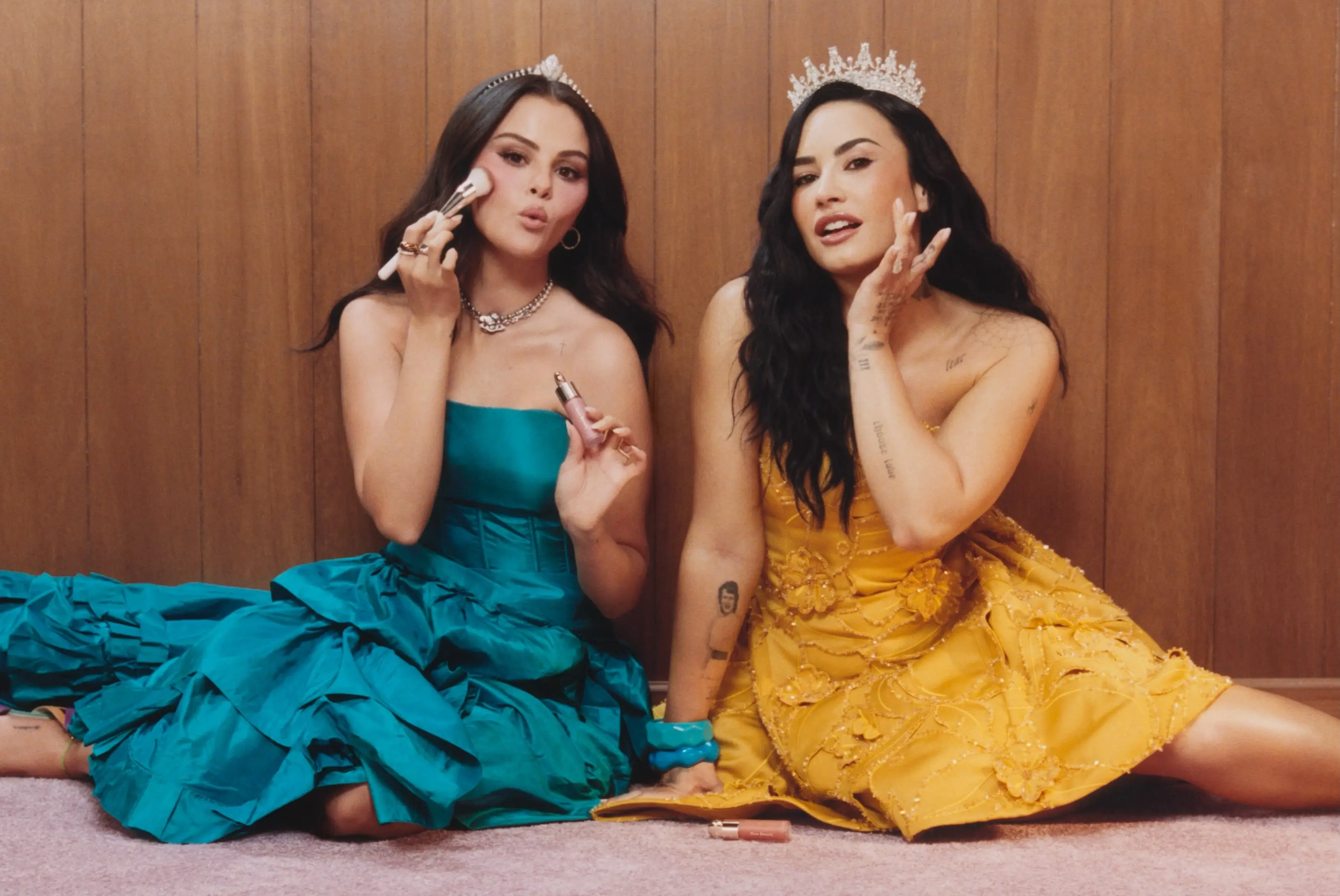 Selena Gomez (kiri) dan Demi Lovato (kanan) untuk campaign Rare Beauty. (Foto: Instagram/rarebeauty)