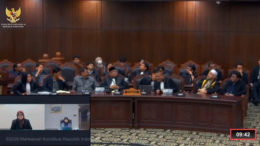 Atase Pendidikan KBRI Singapura dan Australia memberikan keterangan secara daring dalam persidangan PHPU di Mahkamah Konstitusi (MK) pada Jumat (02/10/26). (Foto: Tangkapan layar YouTube/Mahkama Konstitusi RI)