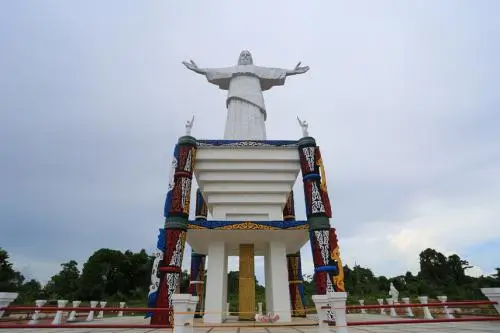 patung Yesus Kristus di Pulau Mansinam. (Foto: indonesia.go.id)