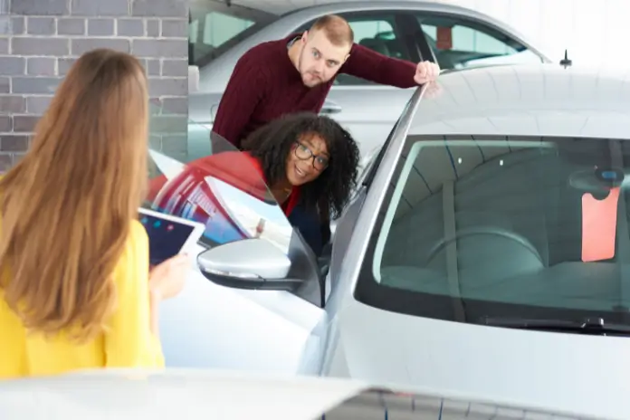Ilustrasi membeli mobil bekas. (Foto: Canva Pro/getty images signature/sturti)