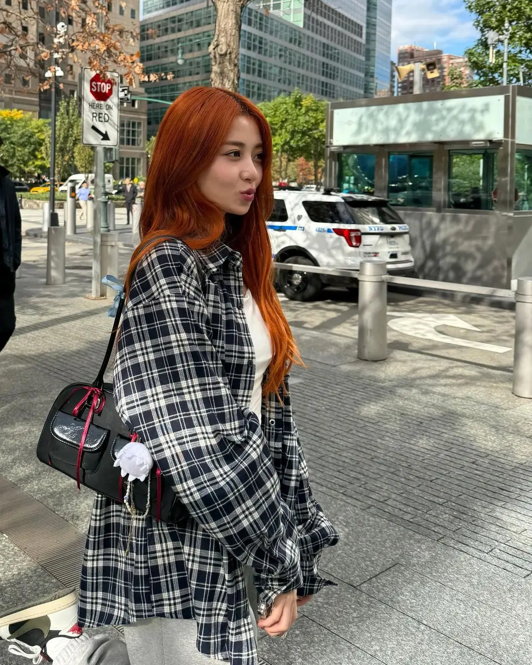 7 Inspirasi OOTD Stylish untuk Rambut Oranye ala Yunjin LE SSERAFIM