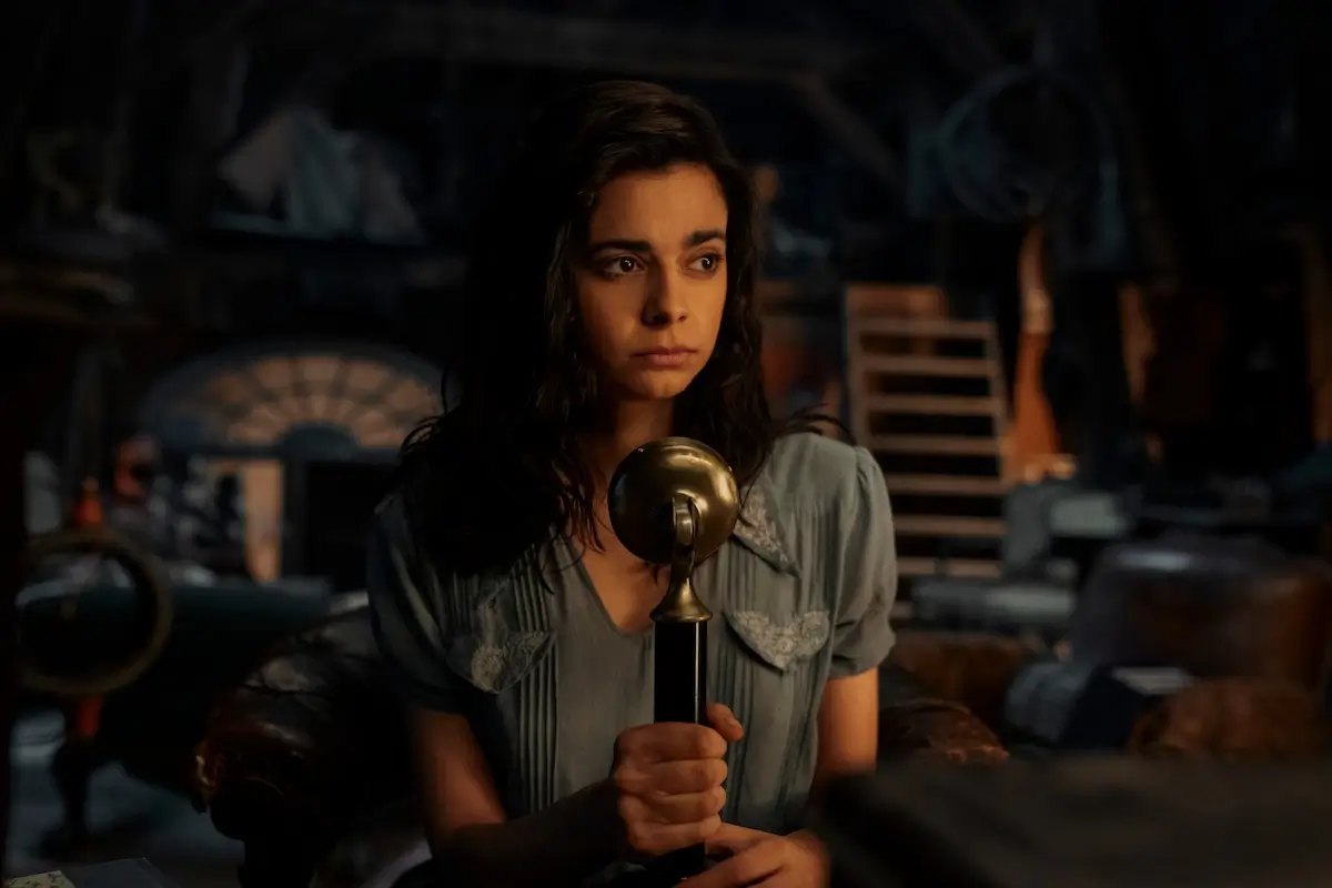 Foto: Aria Mia Loberti sebagai Marie-Laure dewasa (KATALIN VERMES/NETFLIX)