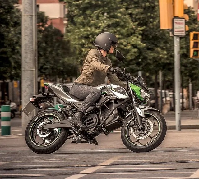 Kawasaki Rilis Motor Listrik Ninja e 1 dan Z e 1 di Indonesia  Harga Mulai Rp146 Jutaan 