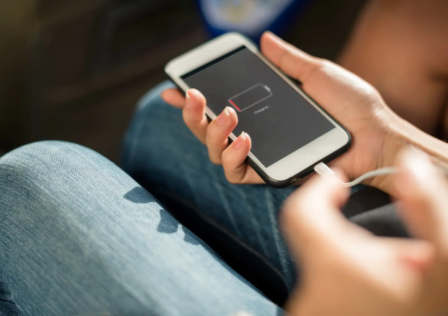 Foto: Ilustrasi Mengisi Daya Smartphone (freepik.com photo by rawpixel.com)