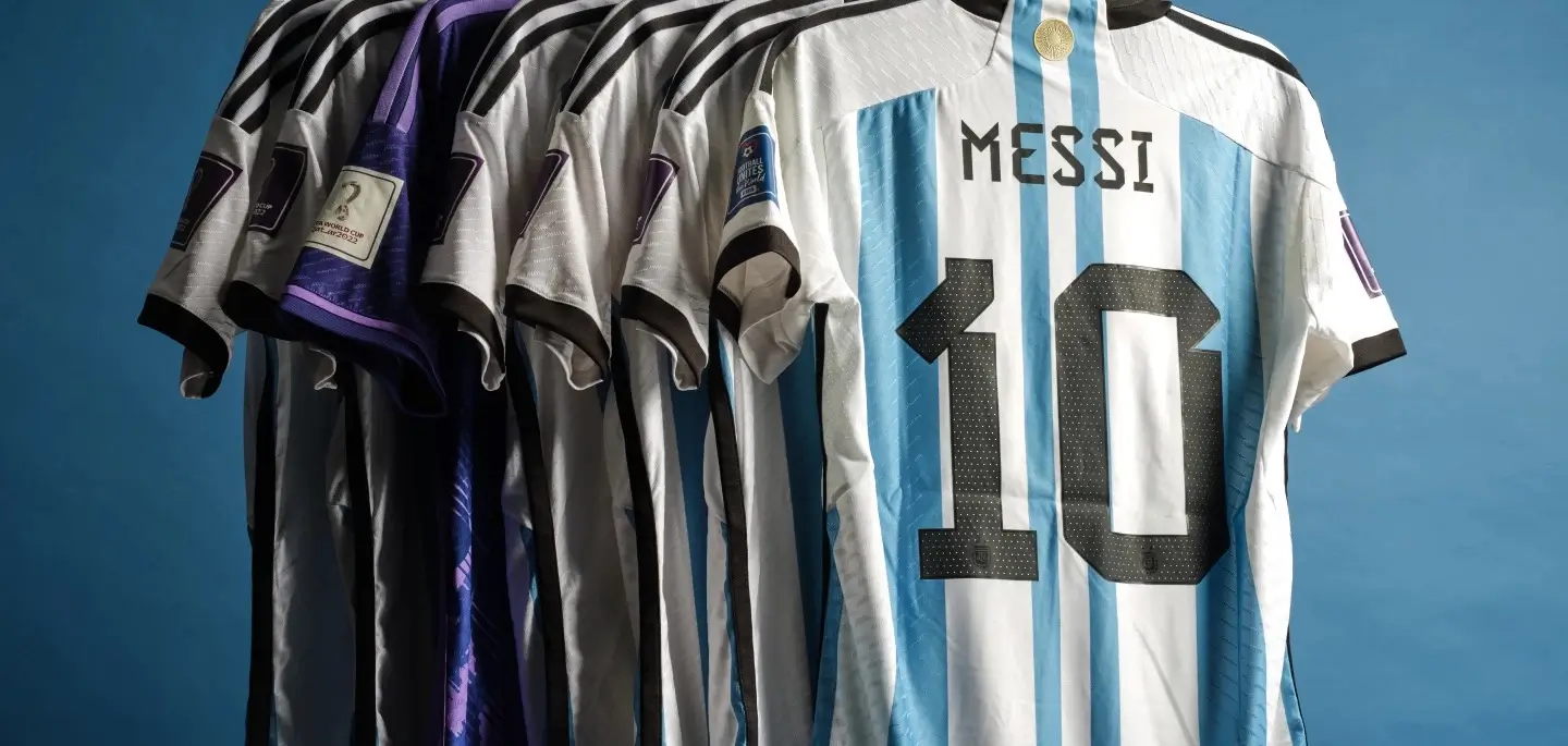 Enam set jersey Lionel Messi di Piala Dunia 2022 mulai babak grup hingga final akan dilelang. Anda tertarik? (Foto: Sotheby's)
