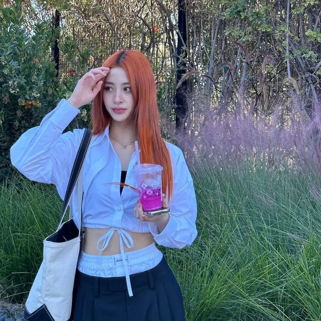 7 Inspirasi OOTD Stylish untuk Rambut Oranye ala Yunjin LE SSERAFIM