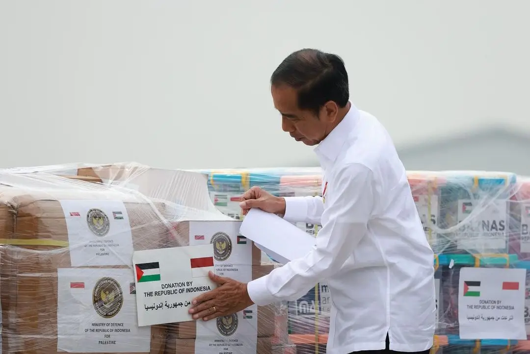 Presiden RI Joko Widodo melepas keberangkatan pengiriman bantuan kemanusiaan dari Indonesia ke Gaza, Palestina, Sabtu (4/11/23). (Foto: Instagram/prabowo)