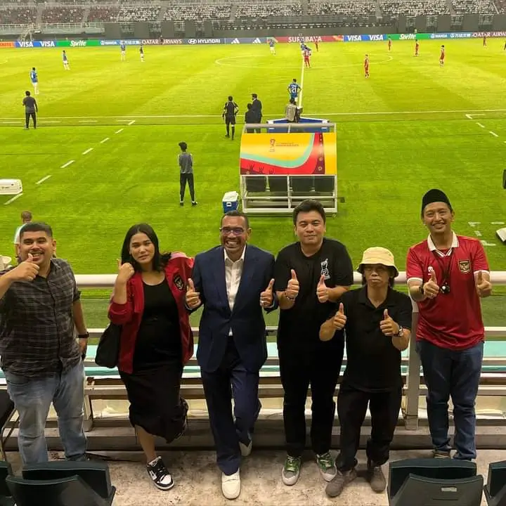 Komandan Tim Kampanye Nasional (TKN) Pemilih Muda untuk Prabowo-Gibran, Arief Rosyid Hasan, yang ikut hadir dalam Pembukaan Piala Dunia U-17 di Surabaya, Jumat (10/10/2023). Foto. FB Arief Rosyid Hasan