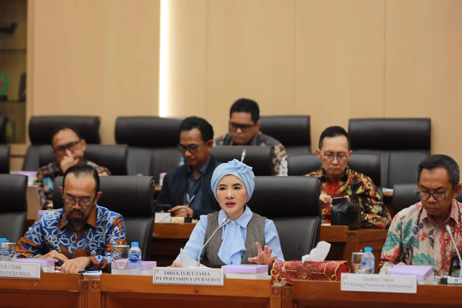Direktur Utama PT Pertamina (Persero), Nicke Widyawati bersama jajaran Direktur Utama Sub Holding mengikuti Rapat Dengar Pendapat (RDP) bersama Komisi VII DPR RI di Gedung Nusantara Komisi VII, Senayan, Jakarta, Selasa, (21/11/2023). (Foto: Istimewa)