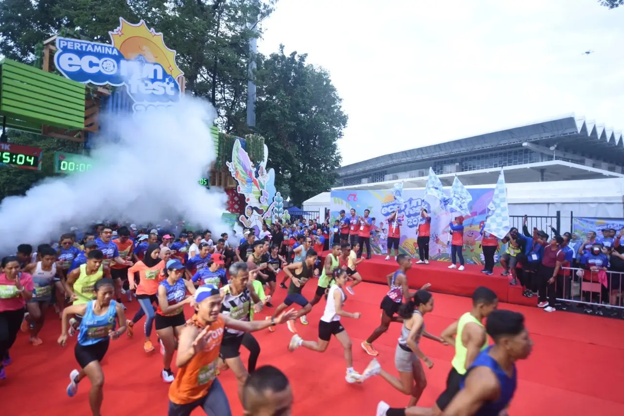 Direktur Utama Pertamina Nicke Widyawati beserta manajemen secara simbolis melepas pelari diacara Eco RunFest 2023, pada Minggu (26/11) di Gelora Bung Karno. (Foto: Pertamina)
