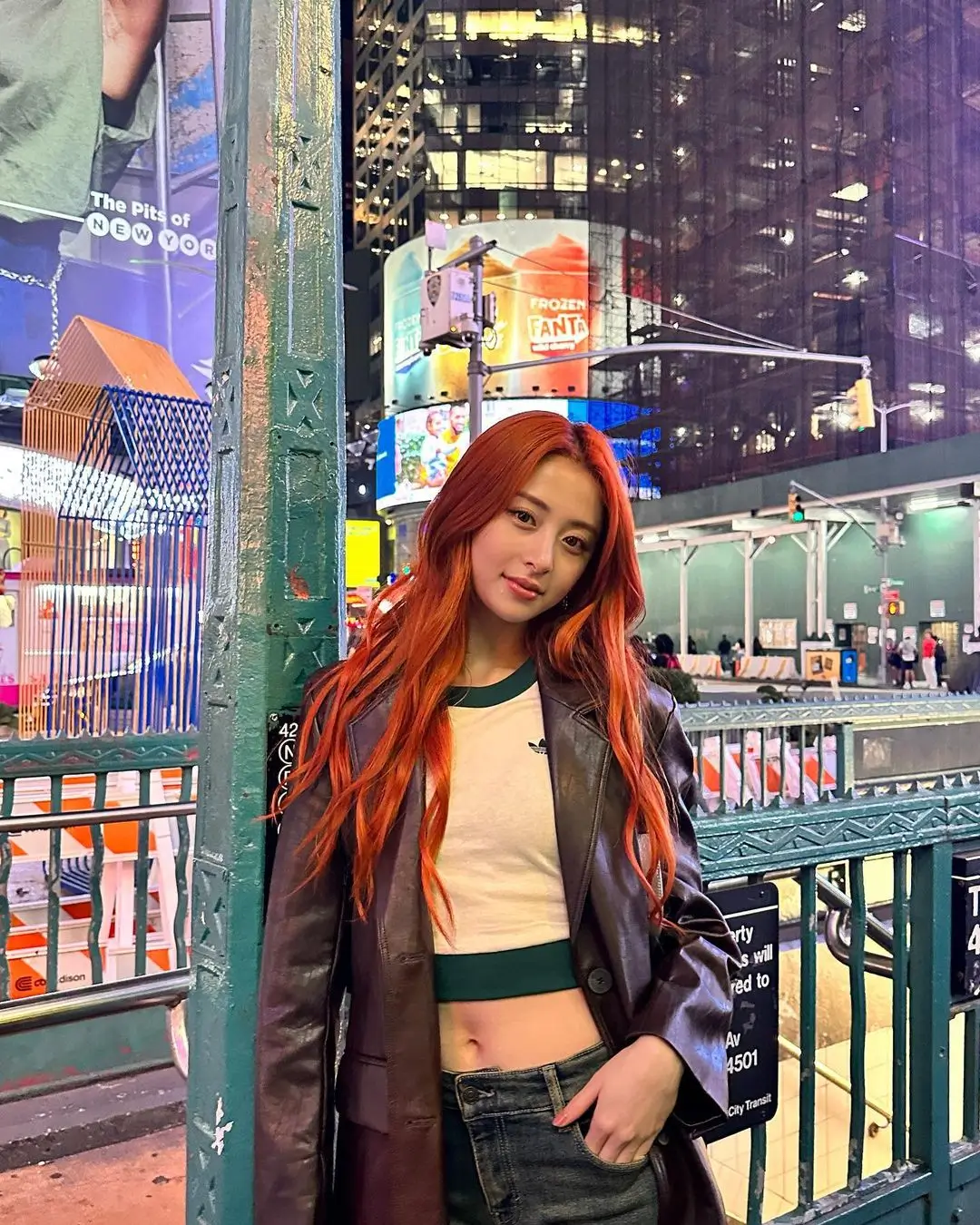 7 Inspirasi OOTD Stylish untuk Rambut Oranye ala Yunjin LE SSERAFIM